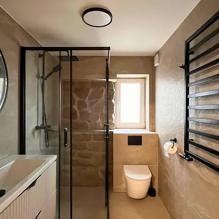 Dom Przy Czerwonym Szlaku - The Red Trail *