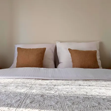 Dom Przy Czerwonym Szlaku - The Red Trail