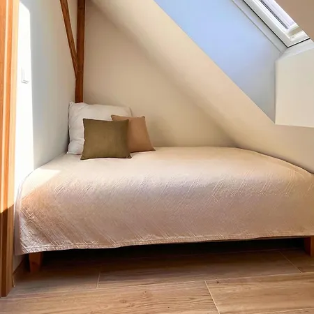 Dom Przy Czerwonym Szlaku - The Red Trail