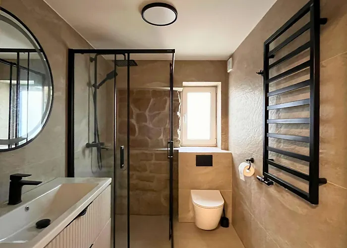 Dom Przy Czerwonym Szlaku - The Red Trail *