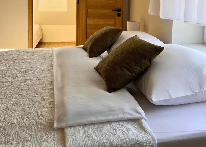 Dom Przy Czerwonym Szlaku - The Red Trail