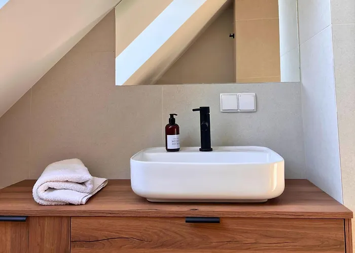 Dom Przy Czerwonym Szlaku - The Red Trail