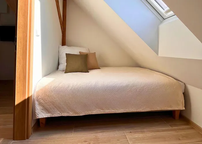 Dom Przy Czerwonym Szlaku - The Red Trail